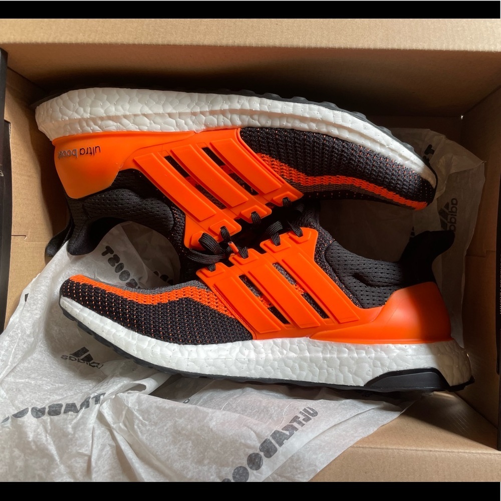 NWT - JUVENTUS FC X ULTRABOOST DNA 'FOOTBALL PACK' - 8.5